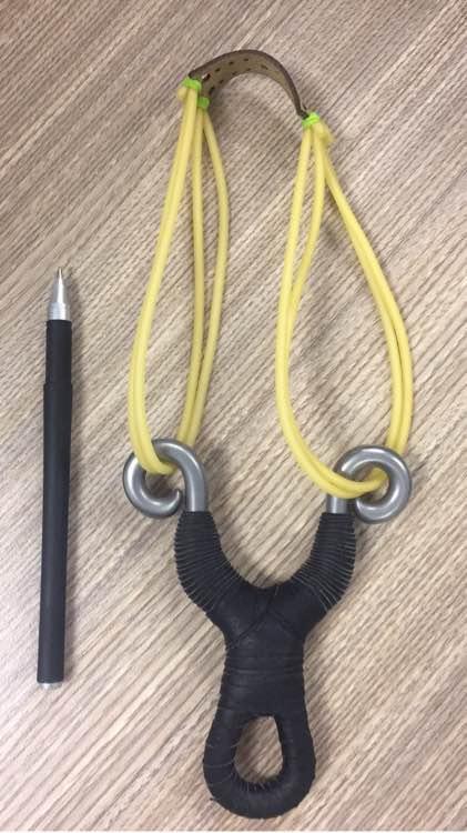 上班绑鱼钩，午休去钓鱼，因为工作耽搁了钓鱼，太不值！