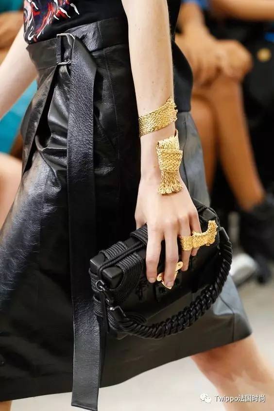 现在还流行挎肩包吗,现在流行手提包还是链条包
