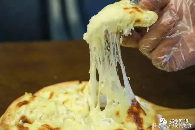 喵~铲屎官注意，郑州东区这家小店各种萌喵环绕，桌上披萨有料！