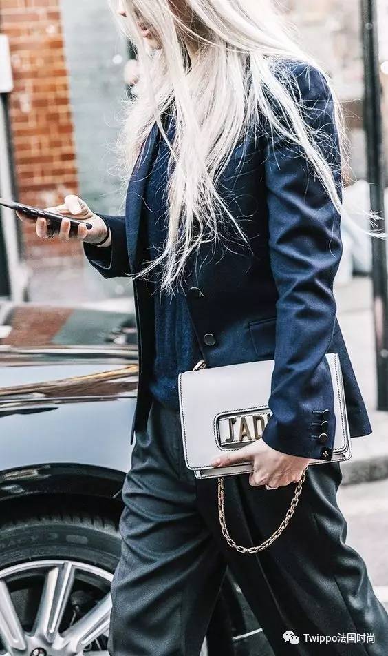 现在还流行挎肩包吗,现在流行手提包还是链条包