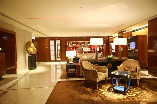 白天去逛迪斯尼,晚上香槟泡泡浴,女孩子去香港应该这么玩