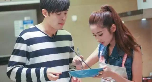 为什么看到潘玮柏送的项链，吴昕哭了？