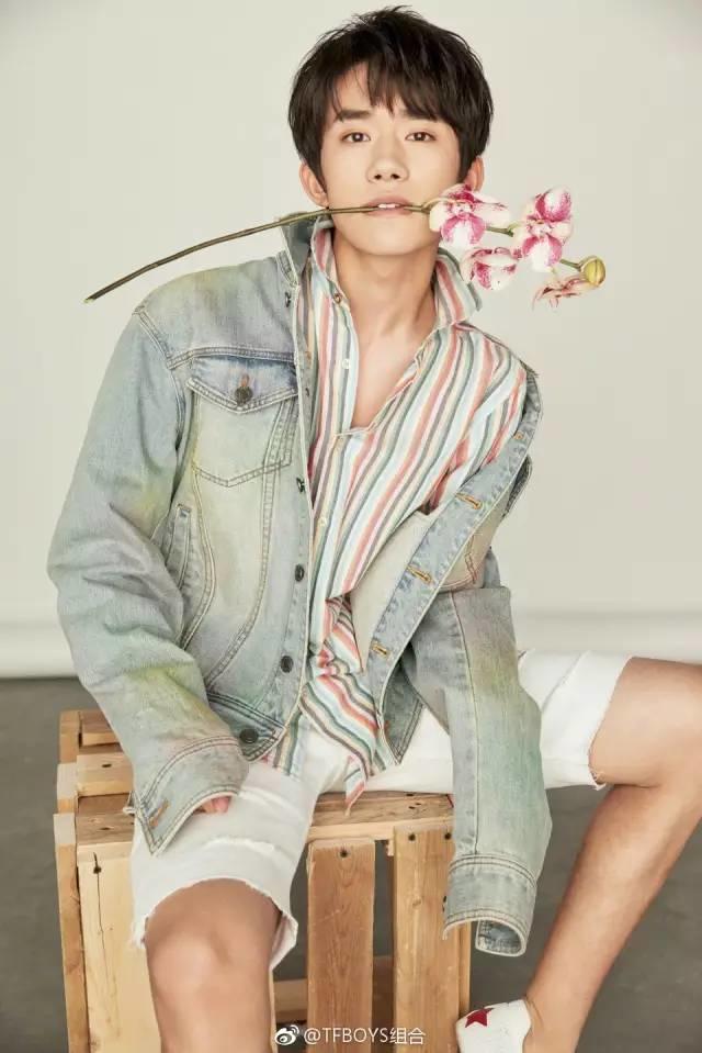 易烊千玺最新时尚封面,16岁易烊千玺直播回放