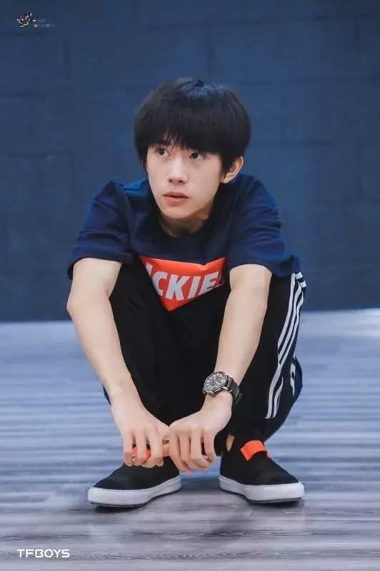 易烊千玺最新时尚封面,16岁易烊千玺直播回放