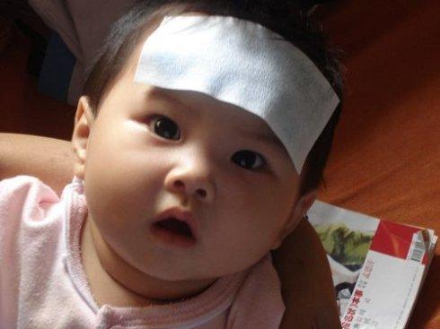 1岁宝宝发烧38吃药退不下来怎么办,一岁宝宝发烧40度炎症大用挂针么