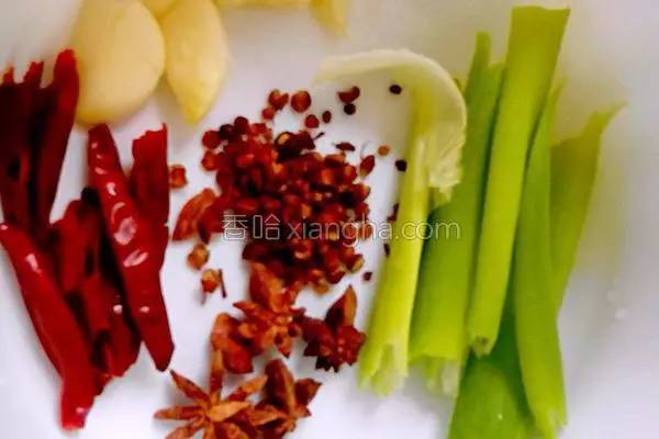 家常炖鱼最正确的方法,炖鱼时不用水炖用它鱼肉鲜嫩不老