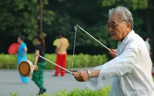 肩关节疼痛可能是肩周炎吗,肩周炎引起的肩关节疼痛怎么办