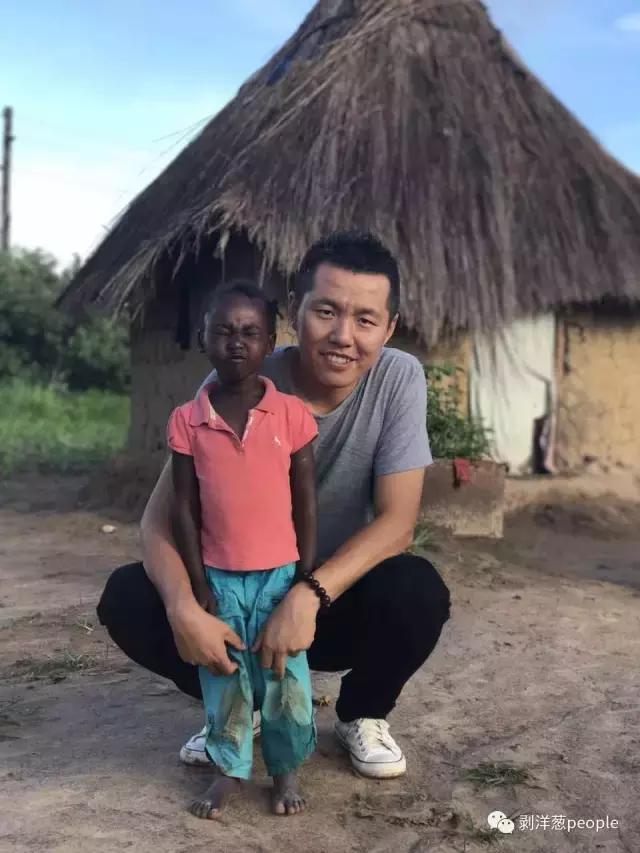 “非洲儿童举牌”引争议拍摄者：我不可耻，值得表扬