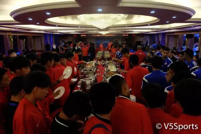 嗨翻天！亚洲足球小将夜游江城六国少年才华横溢