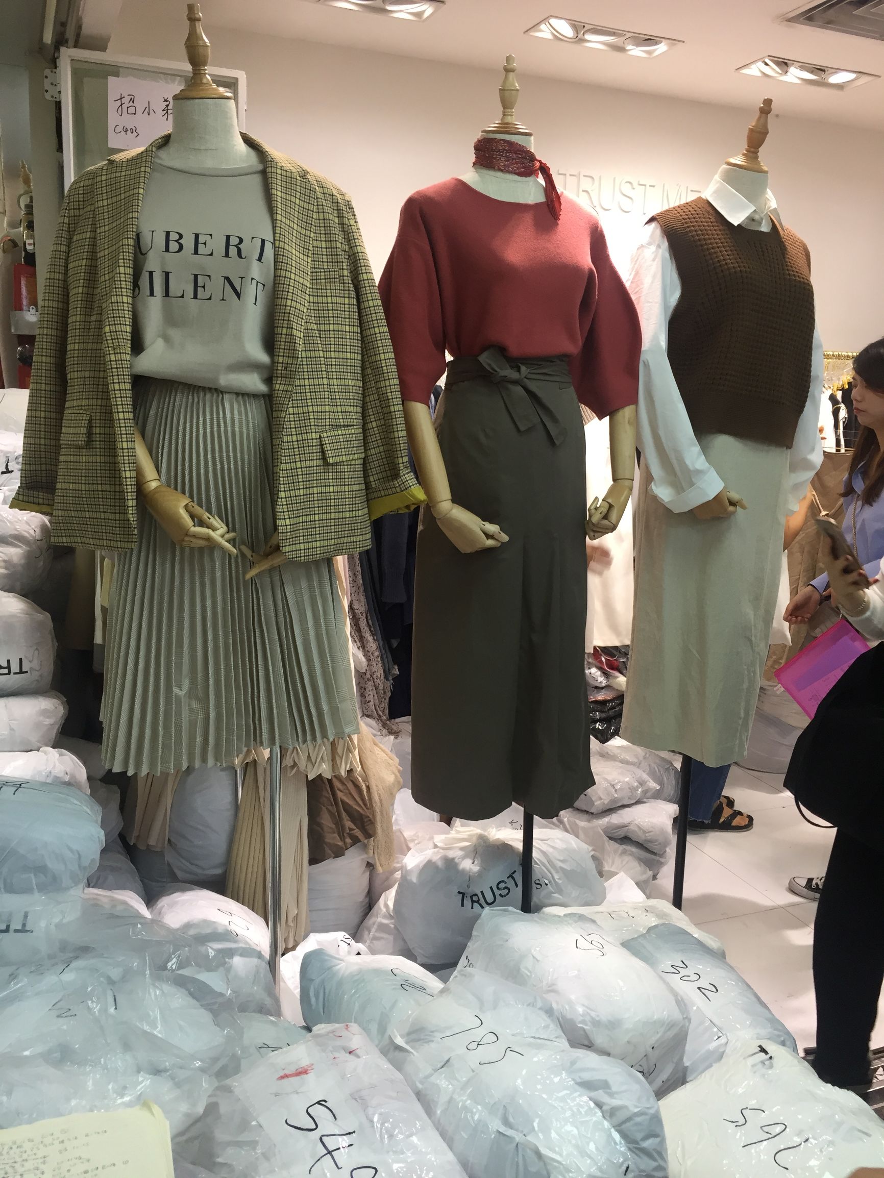 十三行服装批发年底大清仓,十三行服装批发视频