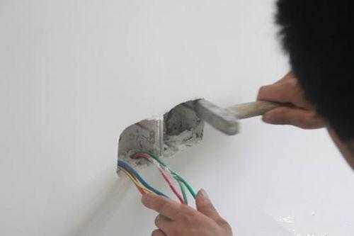 墙上插座老是掉怎么办,墙壁上的插座松动了如何解决