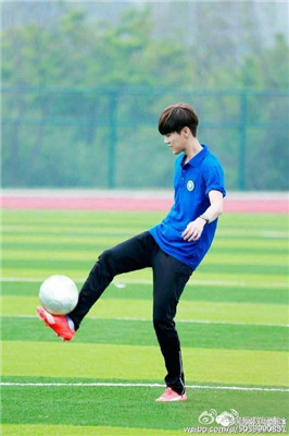 踢足球最帅瞬间,踢足球超帅视频