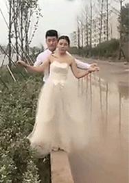 这是干啥?干嘛掏人家女生的下边,你好坏