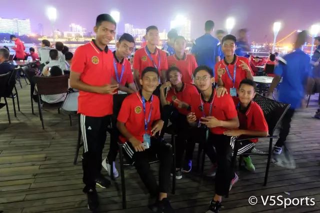 嗨翻天！亚洲足球小将夜游江城六国少年才华横溢