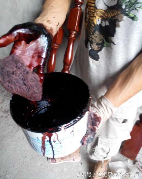 退休在家的工匠老爸帮我安装楼梯扶手,上完红漆我愣了!手艺逆天