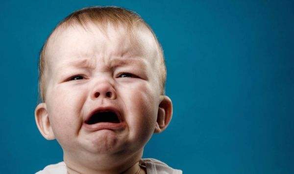 孩子哭到晕厥，小脸发紫，结果老人这样做救了孩子