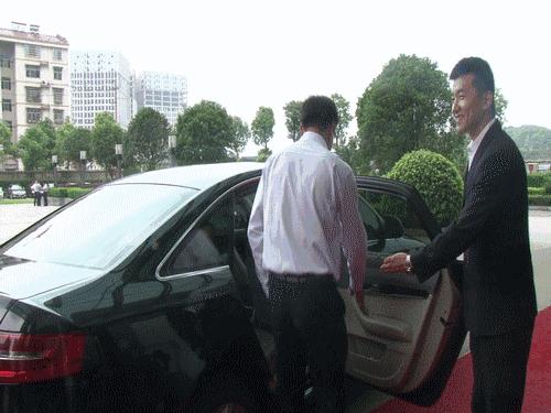 坐奔驰、宝马要守规矩（敞篷拖拉机除外），这些乘车礼仪你造吗？