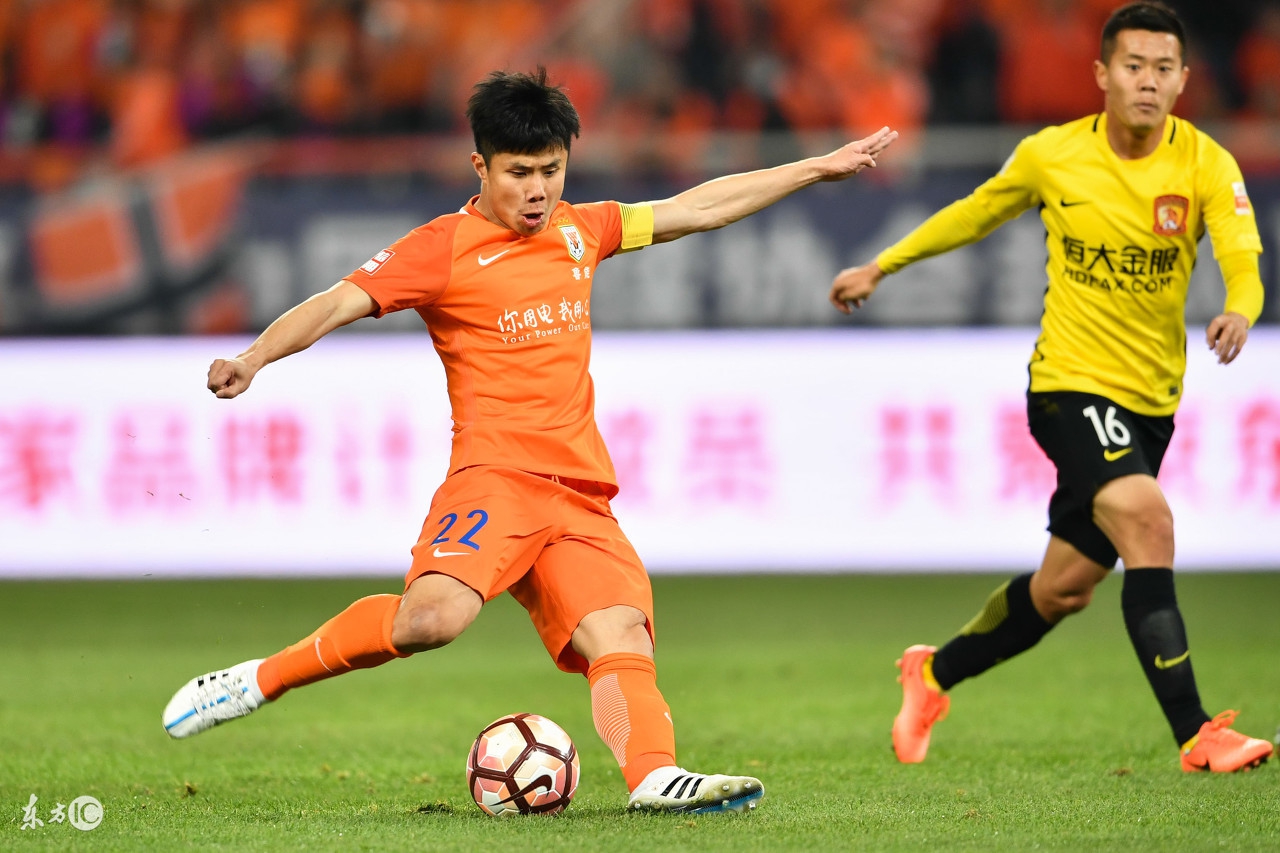 中国足球十佳任意球,中国最强十大足球球员是谁