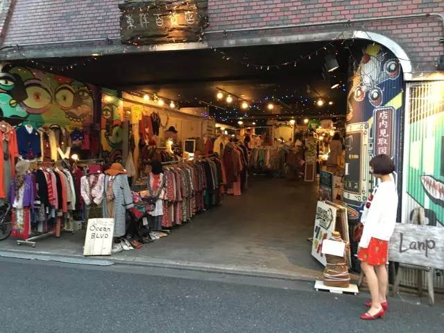 一个定期拉着3个空箱子去全世界淘别人眼中“破烂”的古着达人！