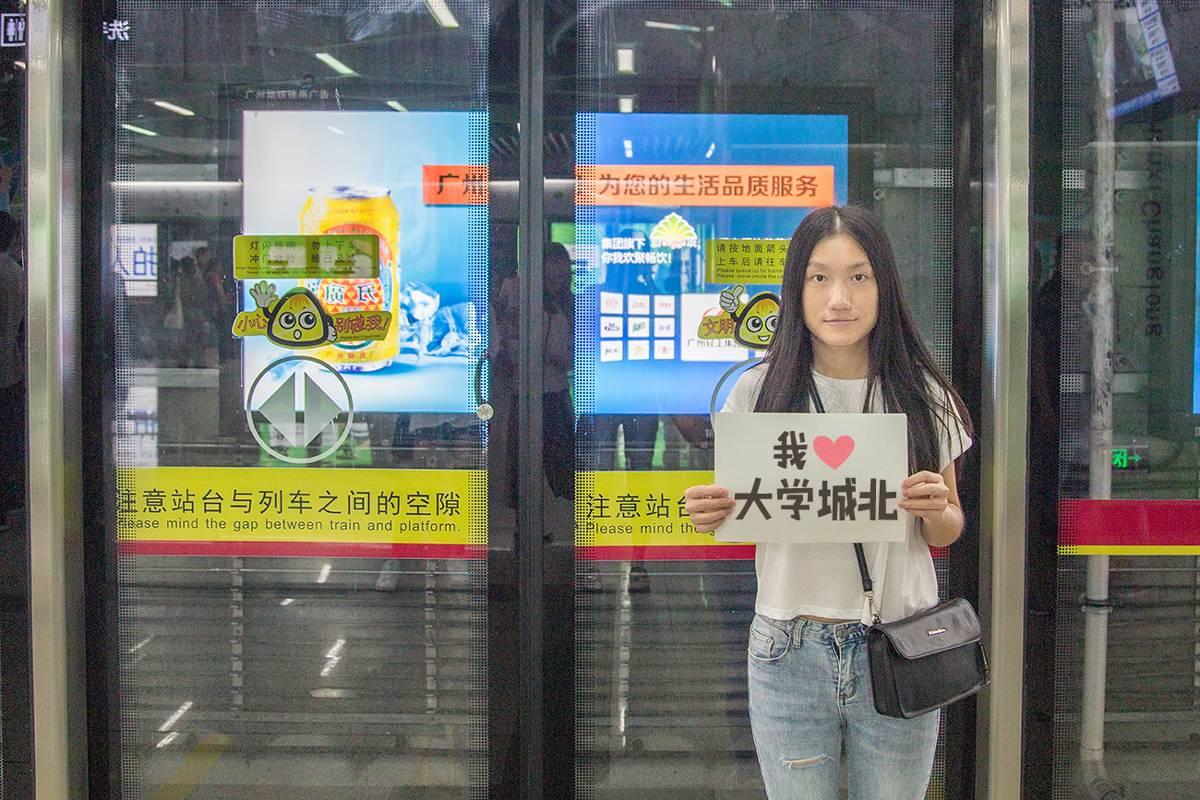 广州某高校一师姐火了！为了欢迎17年新生，竟然这样做