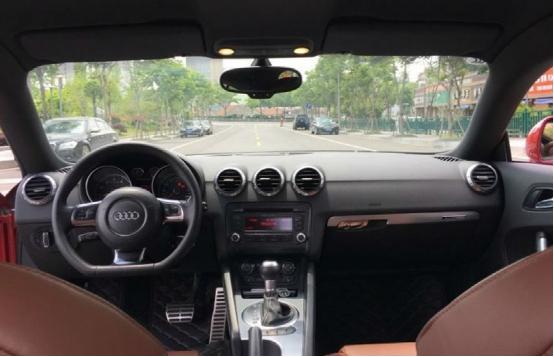 小伙花1500万元买超跑车,小伙花20多万买豪华小车