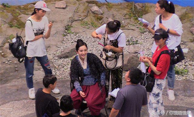 杨幂不顾众人展现豪迈坐姿把手插进靴子里网友：不怕脚臭吗？