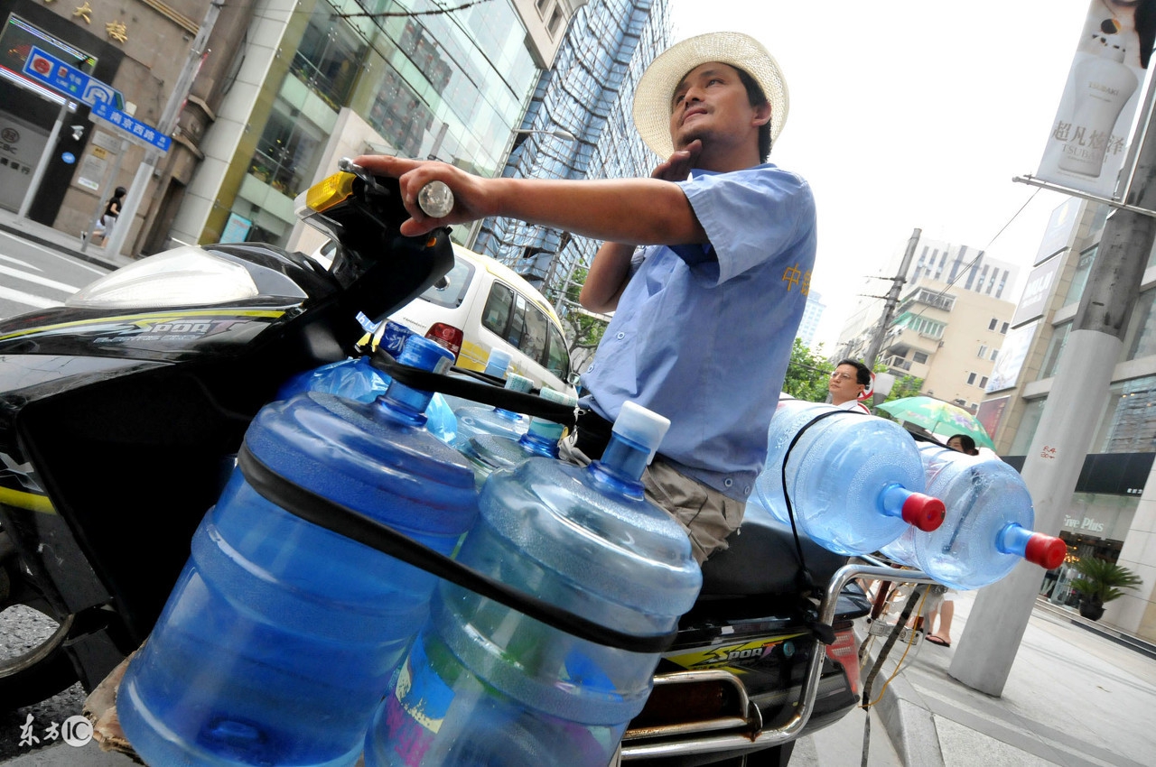 送桶装水小哥一个月挣多少钱,送桶装水一瓶可赚多少钱