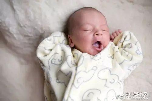 宝宝趴睡致宝宝窒息,婴儿趴睡窒息身亡父母有责任吗