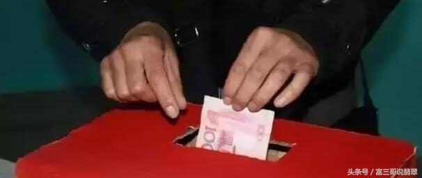 最牛赌石一夜暴富130万,赌石现场一刀赚18个亿帝王绿