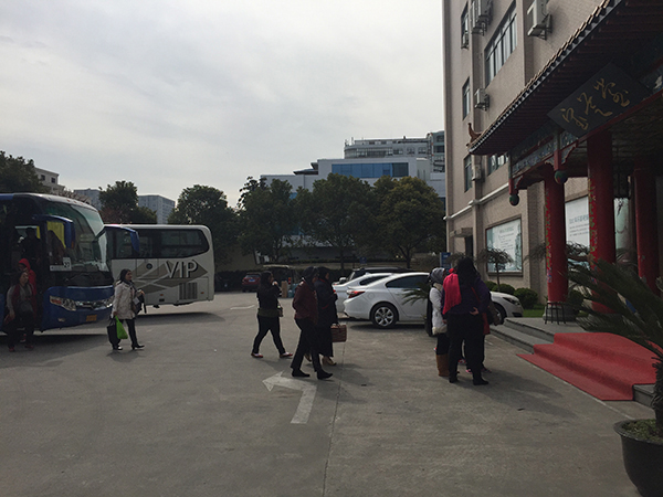 药店售卖伪劣中药材,记者暗访上海药店天价药