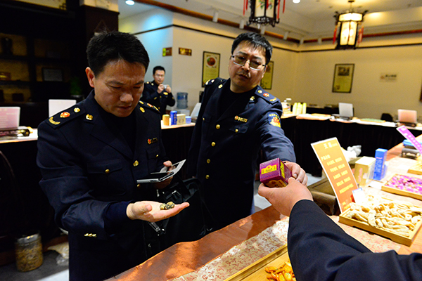 记者暗访上海药店天价药,药店销售假冒伪劣药材