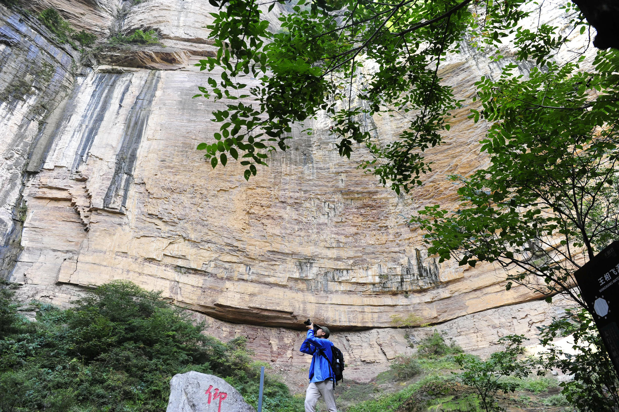 华山第一险长空栈道小伙跳下去,华山第一险长空栈道小伙吓得发抖