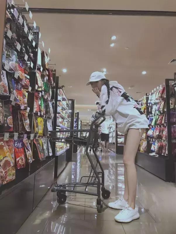 酷女孩街拍,好看的酷女孩街拍