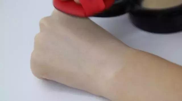 超级好用的人气气垫推荐给大家,这是我用过最好用的粉底配音