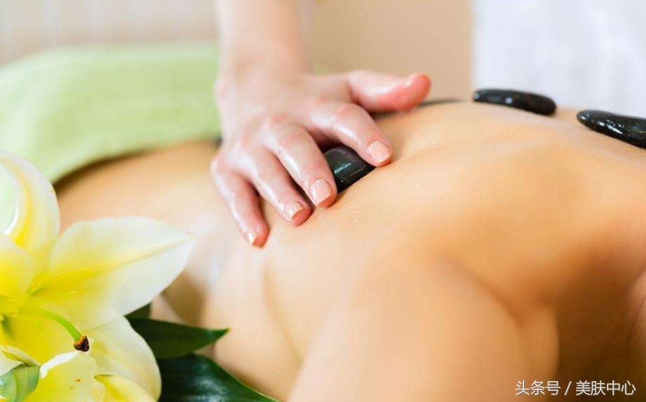 背部长了痘痘千万不要用手挤，小妙招教你轻松清除