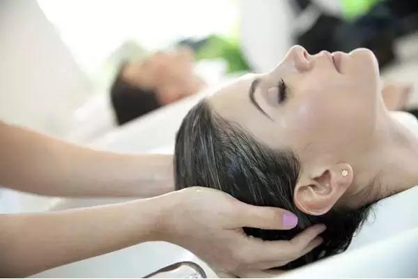 孕晚期去洗头平躺可以吗,孕晚期洗头好还是坐着洗好