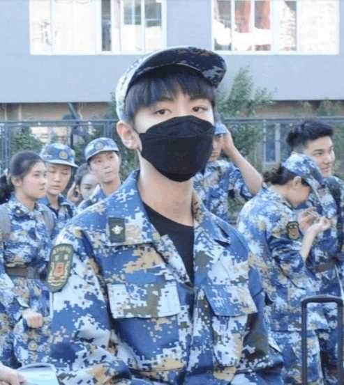 王俊凯军训前的照片,王俊凯军训时的图片