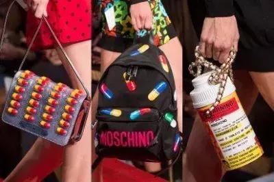 唐嫣的包包里放着一把大镜子,唐嫣背的小方盒子包包