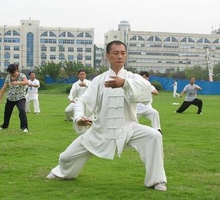缓解腰肌劳损引起腰痛的最佳动作,腰肌劳损的症状和治疗方法