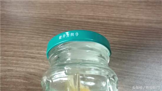 玻璃瓶塑料盖打不开什么技巧,泡酒的玻璃瓶盖打不开怎么办