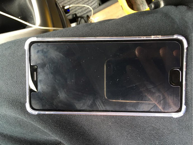 买黑色小米5S遭遇快递*力暴**损坏，亮屏后黑边可以跑航母