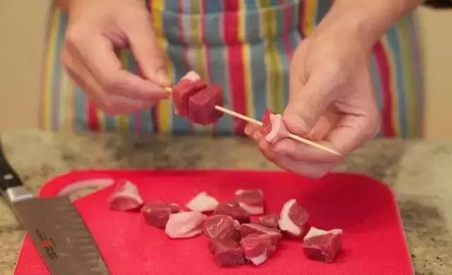 不用炭炉一样做出火气十足的羊肉串