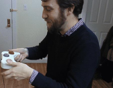 在这款靠舔棒冰操控的游戏里进入外太空