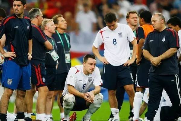 足球迎来了一个最让人遗憾的告别,足球那些感人的事