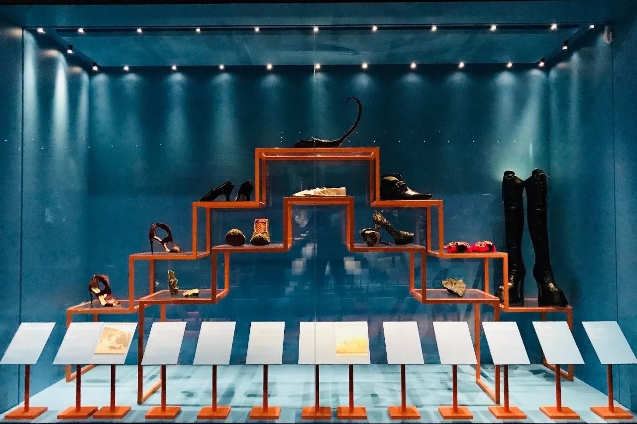 参加兴业太古汇“鞋履:乐与苦展览”开幕活动有感而发