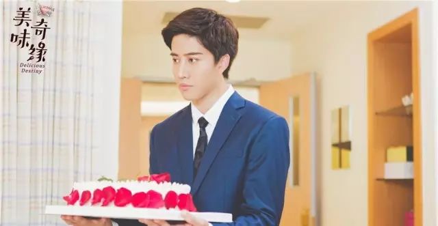 Mike秀人鱼线大长腿,还要撩鞠婧祎,这是励志版“蓝色大海”