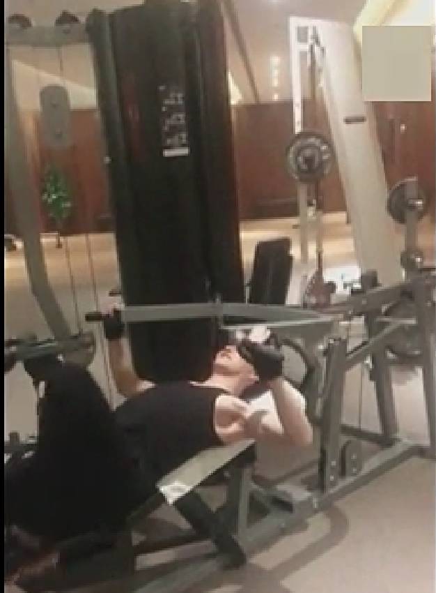 Mike秀人鱼线大长腿,还要撩鞠婧祎,这是励志版“蓝色大海”