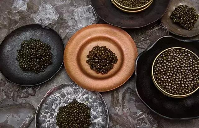 最普通的鱼子酱和最高级的鱼子酱,彩色的鱼子酱是正宗的鱼子酱吗