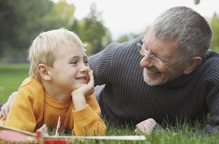 老年人手上有灰指甲可以带小孩吗,老人有灰指甲还能照顾孩子吗