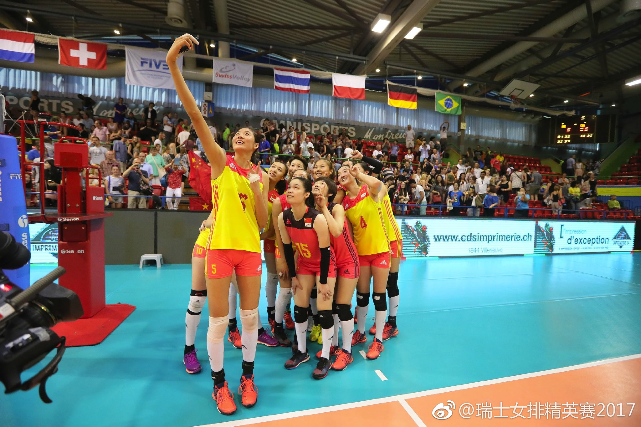 郎平和日本女排的照片,中国女排郎平和队员集体照